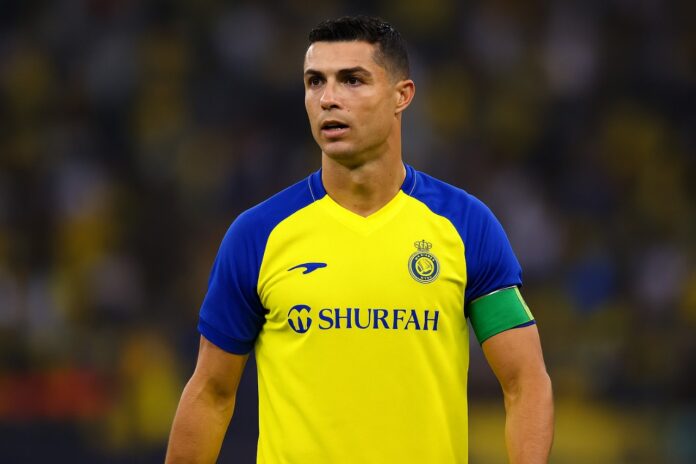 Cristiano Ronaldo mengenakan seragam Al Nassr saat pertandingan Liga Pro Saudi 2025