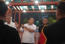 264 Calon Haji Gagal Berangkat, Imigrasi Soetta Ungkap Modus Non-Prosedural yang Kian Marak Petugas Imigrasi Soekarno-Hatta memeriksa dokumen calon jemaah haji di bandara