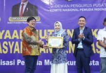Raih KNPI Award 2025, Bupati Serang Ratu Zakiyah Didapuk Sebagai Kepala Daerah Peduli Pemuda & UMKM Bupati Serang Ratu Zakiyah menerima KNPI Award 2025