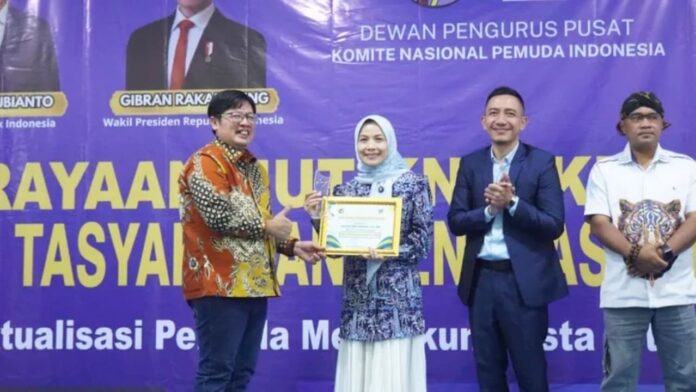 Bupati Serang Ratu Zakiyah menerima KNPI Award 2025
