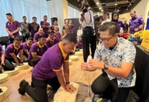 Plaza Asia Gandeng Dokter Militer Latih Karyawan Jadi Penolong Pertama, Ini Aksinya Karyawan Plaza Asia mengikuti simulasi CPR dalam pelatihan bantuan hidup dasar