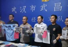 11 WNA Tiongkok Dibekuk di Jaksel, Dalangi Penipuan Online Bermodus Polisi Palsu 11 WNA Tiongkok diamankan terkait penipuan online di Jakarta Selatan
