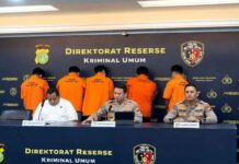 Polda Metro Jaya Bongkar Sindikat Buzzer Hoaks, Polisi Buru Pemesan dan Telusuri Aliran Dana Konferensi pers Polda Metro Jaya terkait pengungkapan sindikat buzzer penyebar hoaks yang beroperasi melalui media sosial.