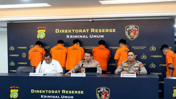 Konferensi pers Polda Metro Jaya terkait pengungkapan sindikat buzzer penyebar hoaks yang beroperasi melalui media sosial.