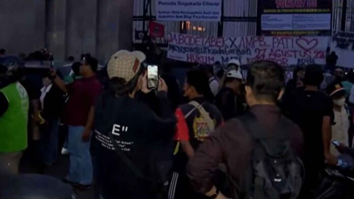 Massa mahasiswa menggelar demonstrasi di depan Gedung DPR MPR RI Jakarta pada Demo 27 Agustus 2026.