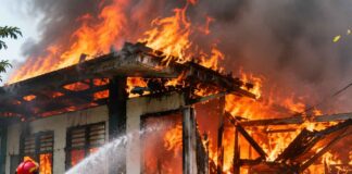 Sekolah di Kembangan Baru Jakbar Terbakar, Api Cepat Dikendalikan Petugas pemadam menangani kebakaran sekolah di Kembangan Baru Jakarta Barat.