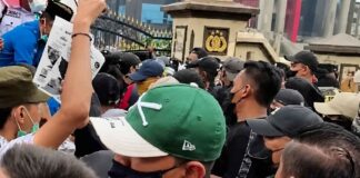 Kericuhan di Mapolda Sumsel Picu Desakan Evaluasi Pengawasan Ormas Suasana di depan Mapolda Sumsel saat bentrokan mahasiswa dan ormas pada Oktober 2026.